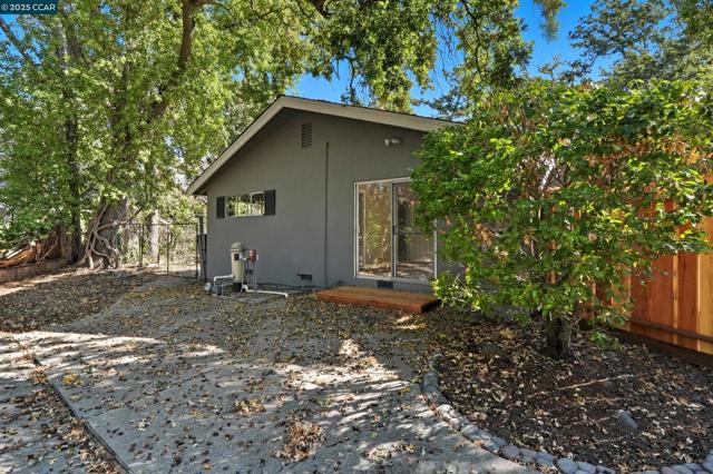 1016 Stone Valley Rd, Alamo CA: https://media.crmls.org/mediaz/3a0cac86-5b34-4443-99e1-80434959c72b.jpg