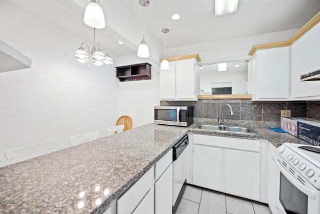 441 W Macarthur Boulevard, Oakland CA: https://media.crmls.org/mediaz/3a0d1493-23ad-421d-8bf3-bd602d01169a.jpg