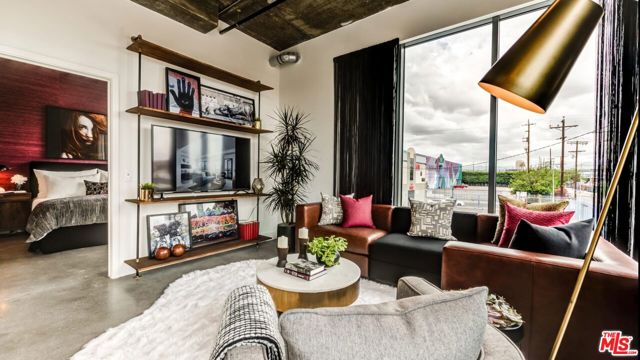 695 S Santa Fe Avenue, Los Angeles CA: https://media.crmls.org/mediaz/3a0d98ea-e0b5-4c56-9f49-fb9b8982ba3e.jpg