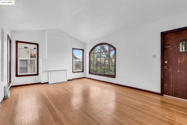 2340 Virginia St, Berkeley CA: https://media.crmls.org/mediaz/3a0e053b-68f6-4e5e-9924-45258ba98ecd.jpg