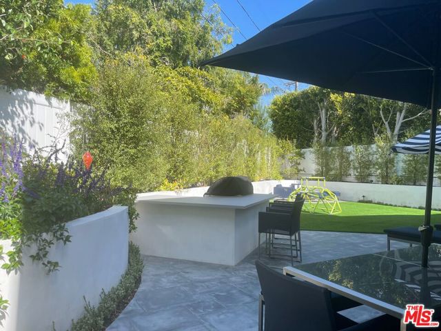 530 Arbramar Avenue, Pacific Palisades CA: https://media.crmls.org/mediaz/3a0e1466-660b-4034-a432-19196de8b484.jpg