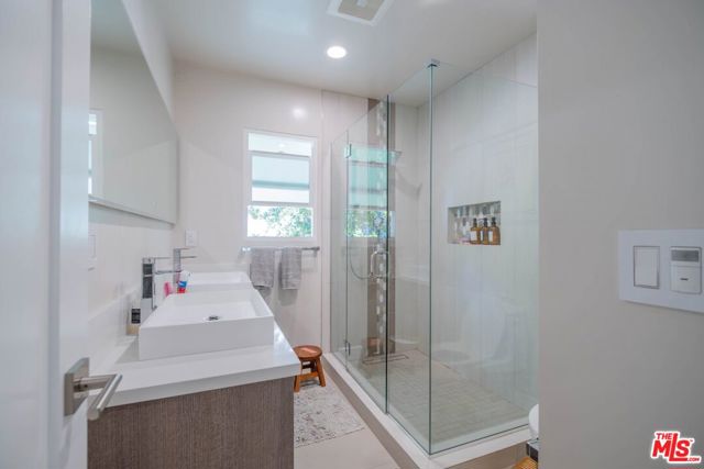 2760 E Glenoaks Boulevard, Glendale CA: https://media.crmls.org/mediaz/3a0f2e2f-04e2-4532-b453-cd7646a5ae32.jpg