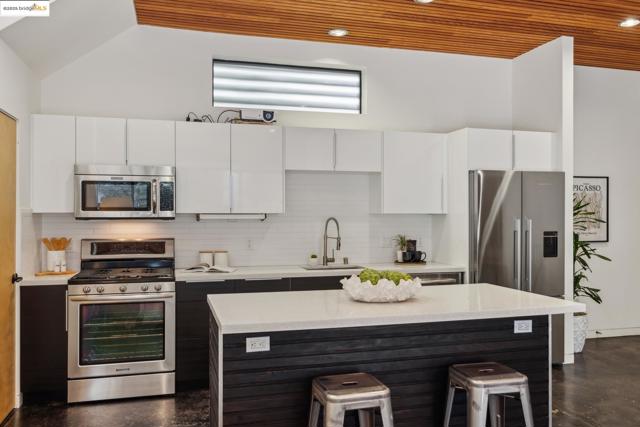 2010 9th St, Berkeley CA: https://media.crmls.org/mediaz/3a108fb5-2041-4b8d-b16b-8f6c5c8bb708.jpg