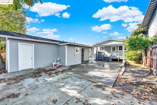 1232 78Th Ave, Oakland CA: https://media.crmls.org/mediaz/3a10c9ed-f141-4201-89f3-dba3c466ce22.jpg