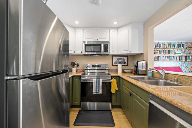 2950 Broadway, San Diego CA: https://media.crmls.org/mediaz/3a10d29d-3903-487c-b094-627b022c9e37.jpg