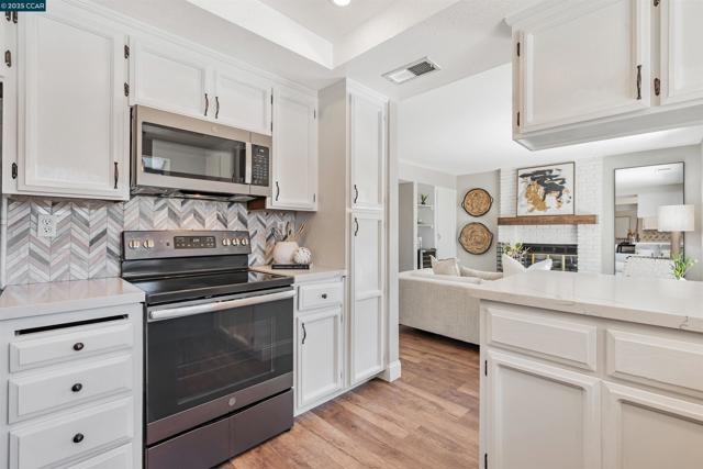2329 Sweetwater Dr, Martinez CA: https://media.crmls.org/mediaz/3a11304f-3f9c-493a-aab0-dc4d9d204b1d.jpg