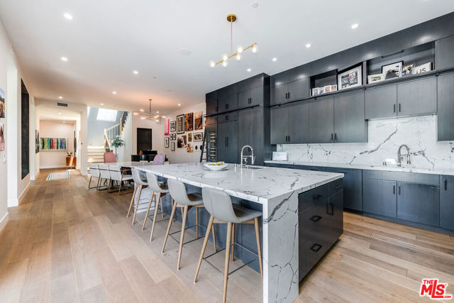 11258 Laurie Drive, Studio City CA: https://media.crmls.org/mediaz/3a114633-0724-46d6-a347-92d31736cfcb.jpg