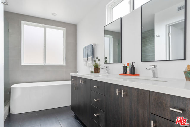 2514 Berkeley Avenue, Los Angeles CA: https://media.crmls.org/mediaz/3a119773-6326-4b49-bb0e-6ee430bc1bf1.jpg