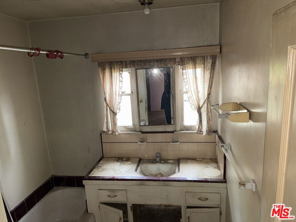 https://media.crmls.org/mediaz/3a124b0e-3018-4eee-9752-32bdb04b528c.jpg?preset=X-Large
