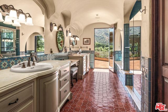 561 Saddle Lane, Ojai CA: https://media.crmls.org/mediaz/3a126b31-8b1b-4ef7-8961-8a61731922c0.jpg