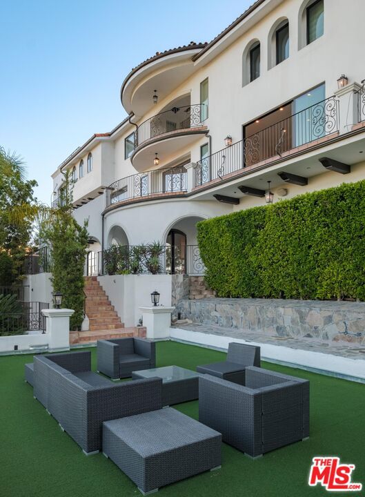 4733 Bonvue Avenue, Los Angeles CA: https://media.crmls.org/mediaz/3a12c7f3-551a-4d39-99de-81ad7543e272.jpg