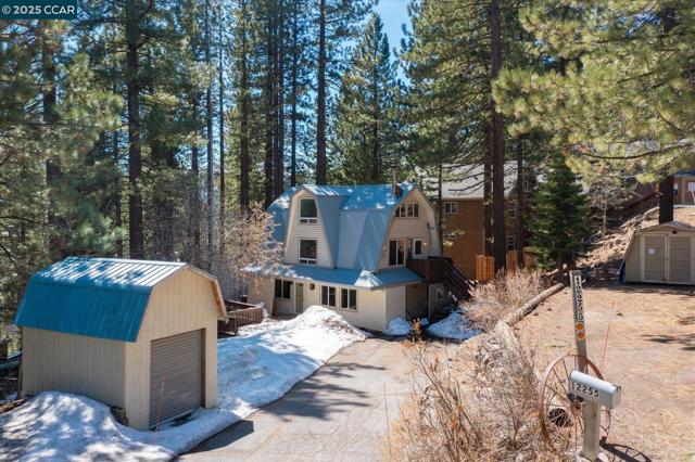 12255 Sierra Dr, Truckee CA: https://media.crmls.org/mediaz/3a13165e-9182-4052-abe8-e70151c7bab0.jpg