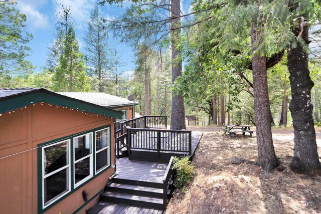 13567 Raccoon Mountain Rd, Grass Valley CA: https://media.crmls.org/mediaz/3a142b5a-c4a3-4281-8e69-d18449f1f66e.jpg