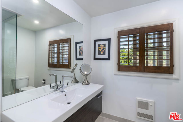 15405 Valley Vista Boulevard, Sherman Oaks CA: https://media.crmls.org/mediaz/3a14a901-9079-493f-8200-cce7f49949d8.jpg