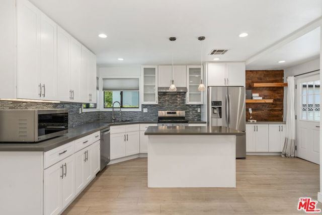 14357 Collins Street, Sherman Oaks CA: https://media.crmls.org/mediaz/3a16913b-1eb1-4507-98f5-146fdf46fe00.jpg
