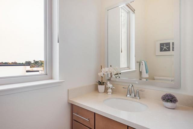 1028 Foster Square Lane, Foster City CA: https://media.crmls.org/mediaz/3a16f86a-ac54-419d-889a-7b59debf9ee1.jpg