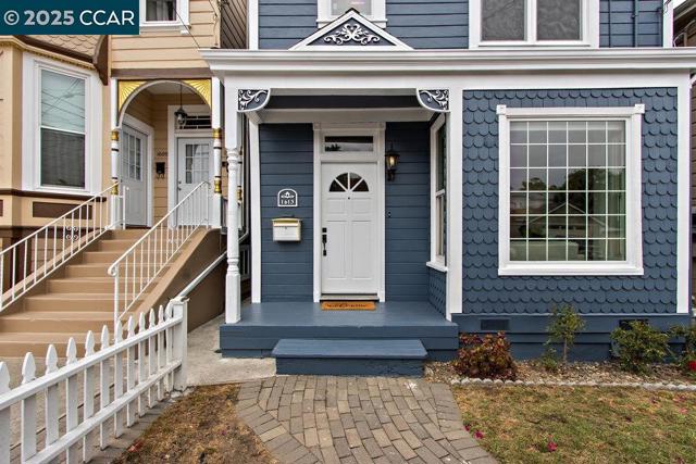 1613 Stanton St, Alameda CA: https://media.crmls.org/mediaz/3a17707b-26ce-426b-9448-846e4dbe2f8e.jpg