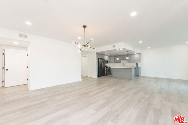 332 S Oxford Avenue, Los Angeles CA: https://media.crmls.org/mediaz/3a195387-c54a-4c6d-9ead-00104cbf9cee.jpg