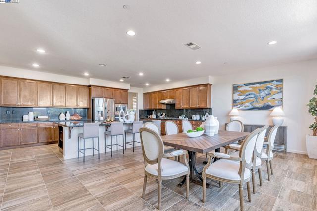 4005 Sarasta Bay Dr, Pittsburg CA: https://media.crmls.org/mediaz/3a19aa9c-e59a-4181-8b38-116d4a8aca9f.jpg