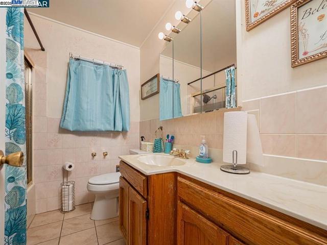 2130 102Nd Ave, Oakland CA: https://media.crmls.org/mediaz/3a1b7da3-26f4-40b1-8411-6a5cf0ff01a3.jpg