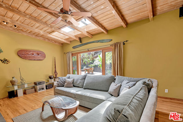 15511 Woodcrest Drive, Sherman Oaks CA: https://media.crmls.org/mediaz/3a1d55ca-795d-4669-a8ce-00707c181615.jpg