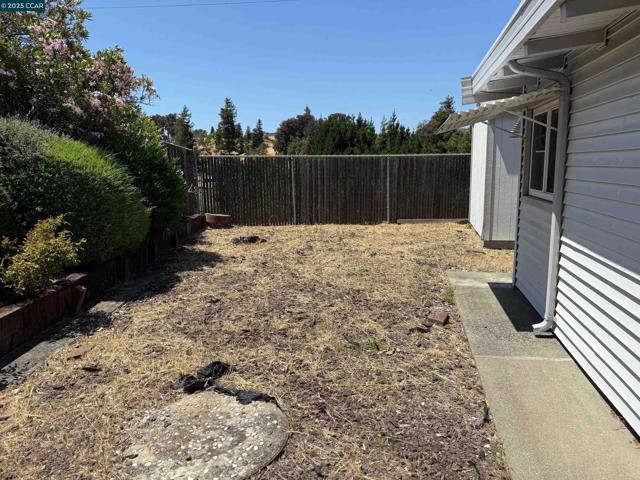 1679 Sarah Dr, Pinole CA: https://media.crmls.org/mediaz/3a1de477-eacb-48c4-952a-d3fbfadae991.jpg