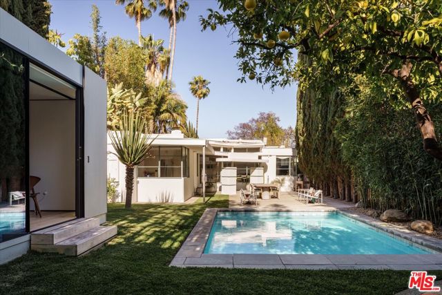 947 N Martel Avenue, Los Angeles CA: https://media.crmls.org/mediaz/3a1e2a3a-8d0f-43ff-86be-371fe2bf8bdd.jpg