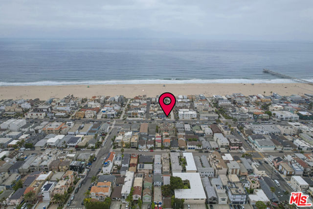 642 Hermosa Avenue, Hermosa Beach CA: https://media.crmls.org/mediaz/3a1f46fe-fe9f-476a-85bf-9f6f8da6a6cb.jpg