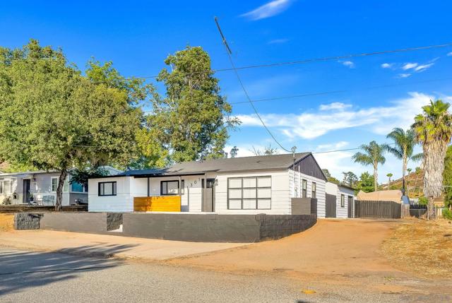 1301 Clove St, El Cajon CA: https://media.crmls.org/mediaz/3a1f9b81-7e15-490d-bd66-aa34ef8e9c62.jpg
