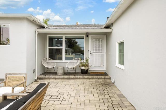 1105 Evergreen Drive, Encinitas CA: https://media.crmls.org/mediaz/3a20910b-1237-4a3b-aa40-4490b6adf35c.jpg
