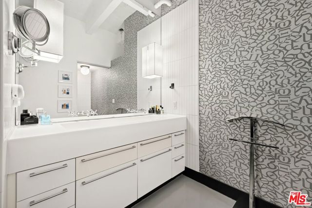 6253 Hollywood Boulevard, Los Angeles CA: https://media.crmls.org/mediaz/3a21429a-96a0-411c-b8e4-e82906be5a96.jpg