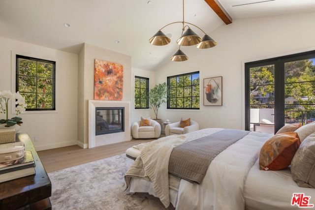 3935 Rhodes Avenue, Studio City CA: https://media.crmls.org/mediaz/3a21e37a-2ea0-4bc1-a51a-a371204dcc40.jpg