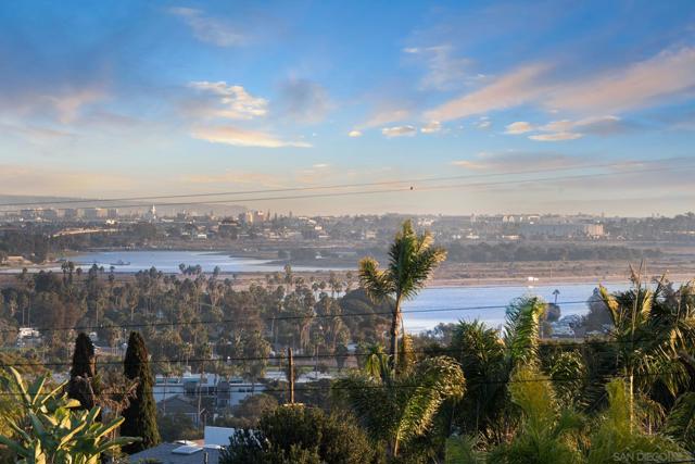 2561 Loring st, San Diego CA: https://media.crmls.org/mediaz/3a223311-443f-41c0-9beb-7fab82ad76b4.jpg