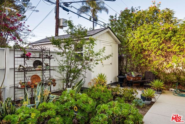 5940 Varna Avenue, Valley Glen CA: https://media.crmls.org/mediaz/3a238b36-de6e-4b08-b9b6-8d9424d4397e.jpg