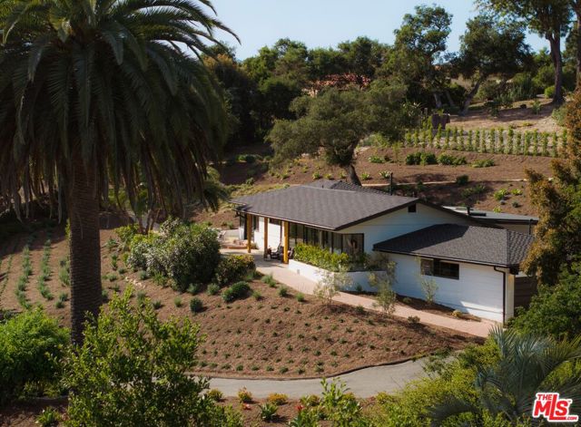 1060 Monte Drive, Santa Barbara CA: https://media.crmls.org/mediaz/3a238bef-1e13-4126-88f9-46b40bcdbb51.jpg