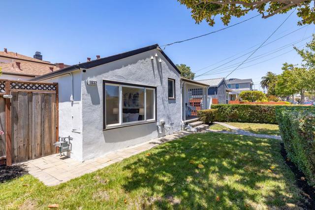 1032 Toyon Drive, Burlingame CA: https://media.crmls.org/mediaz/3a23fb9e-5e6d-4800-b857-1580aa575685.jpg