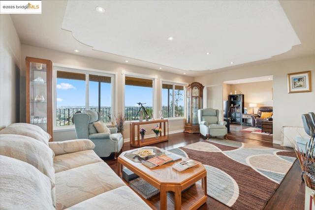 11772 Cranford Way, Oakland CA: https://media.crmls.org/mediaz/3a24229d-0522-4e9e-b5e6-2492ce9c8ef9.jpg