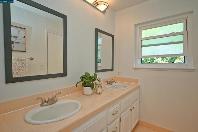 3279 Mt Diablo Ct, Lafayette CA: https://media.crmls.org/mediaz/3a247002-00da-4833-84f3-45de8ec3f51b.jpg