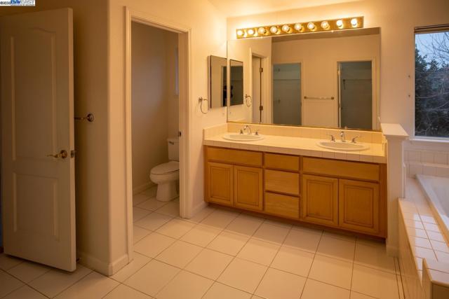Image 12 of 24 For 343 Lower Vintners Cir