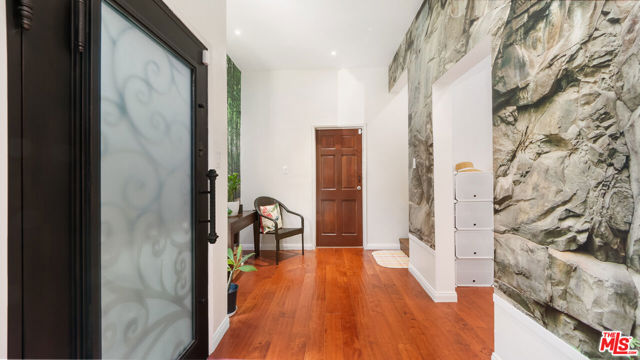 2655 Saxon Drive, Los Angeles CA: https://media.crmls.org/mediaz/3a25328c-512e-4e83-a8c3-325974d341f5.jpg