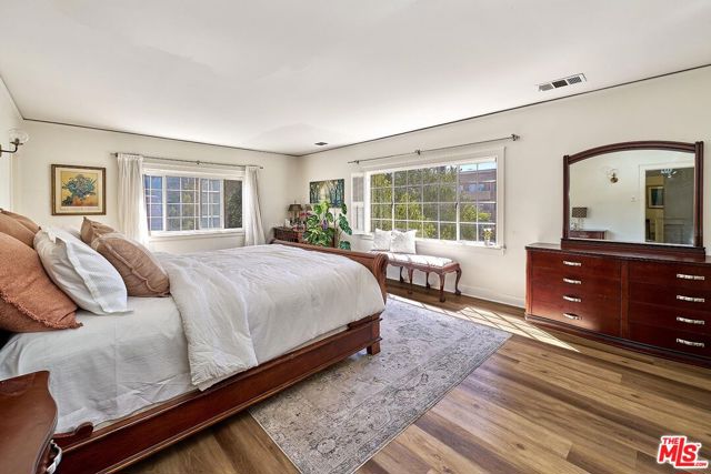 728 S Windsor Boulevard, Los Angeles CA: https://media.crmls.org/mediaz/3a2687d0-c669-49d4-b658-133ee4edd673.jpg