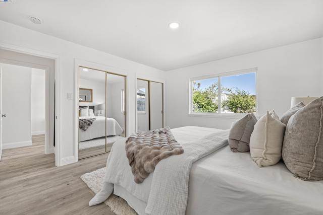 924 Magnolia Dr, Alameda CA: https://media.crmls.org/mediaz/3a268b8e-b8b0-4677-8806-e43e37246f34.jpg