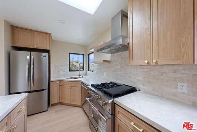 4718 Gaviota Avenue, Long Beach CA: https://media.crmls.org/mediaz/3a26edc0-8399-481a-bf90-51b3a334d8b9.jpg