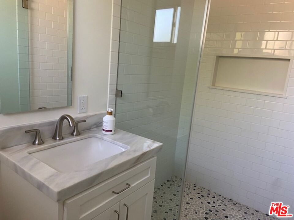 https://media.crmls.org/mediaz/3a2722ef-e8bf-4639-96fb-8b269777262c.jpg?preset=X-Large
