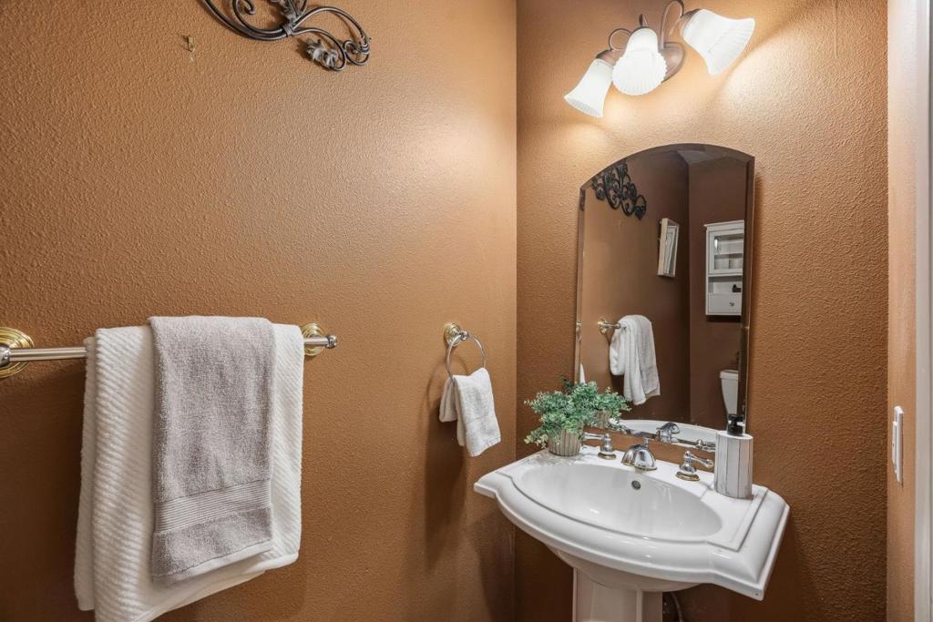https://media.crmls.org/mediaz/3a28f150-be40-4dbd-b0be-557c41690bcf.jpg?preset=X-Large