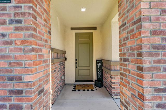 158 Wooley Creek Way, Brentwood CA: https://media.crmls.org/mediaz/3a29f4a9-9583-48f4-bbac-2c26c6aa0219.jpg