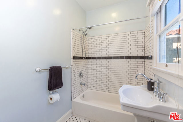 1709 Buckingham Road, Los Angeles CA: https://media.crmls.org/mediaz/3a2b7ac4-1186-40c7-bad2-446ccf93fc97.jpg