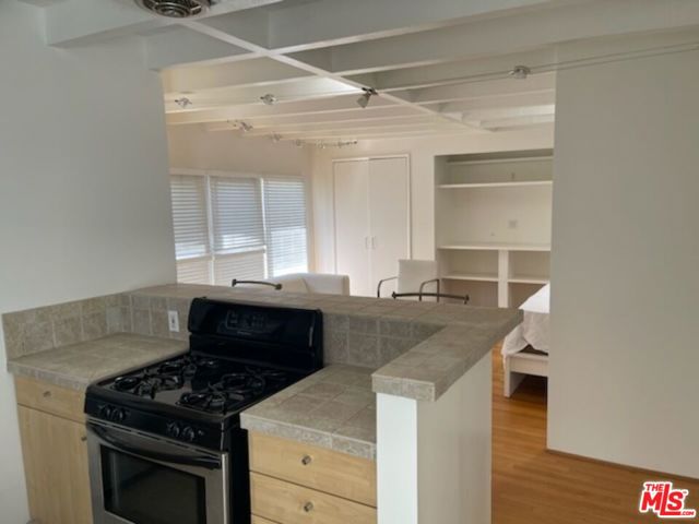 516 1/4 N San Vicente Boulevard, West Hollywood CA: https://media.crmls.org/mediaz/3a2bdb96-8a3c-4e9b-84c6-cad7b1124ad1.jpg
