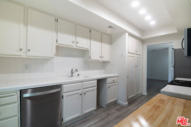 18170 Andrea Circle North, Northridge CA: https://media.crmls.org/mediaz/3a2c1022-cc80-44c9-bcc4-1c6ac31260c8.jpg