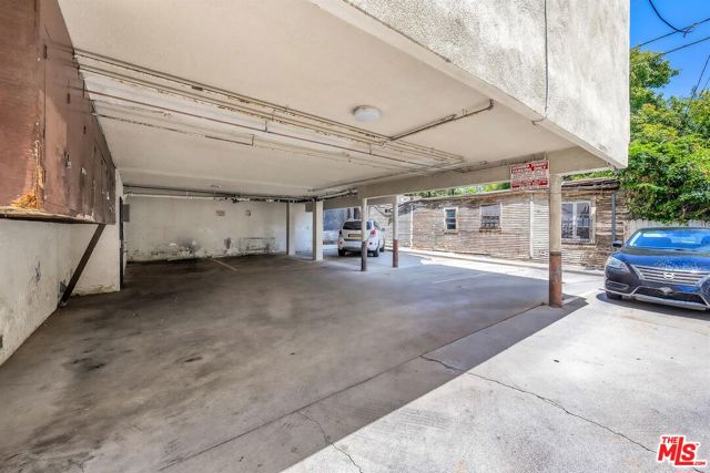 1050 N Laurel Avenue, West Hollywood CA: https://media.crmls.org/mediaz/3a2c2830-5678-41de-8b55-2b420de36b4a.jpg